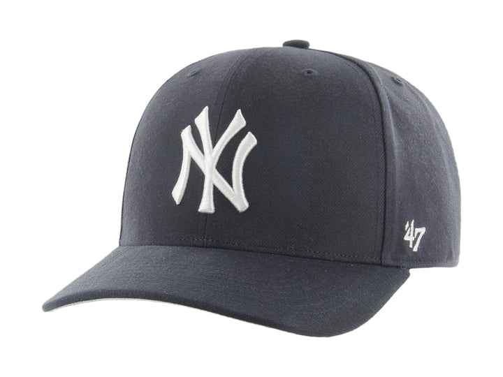 Gorra de béisbol color azul marino con logo de los New York Yankees en blanco al frente.