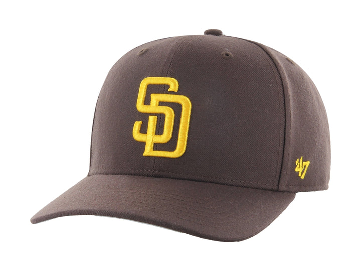 Gorra de béisbol color café con logotipo SD bordado en amarillo en el frente.