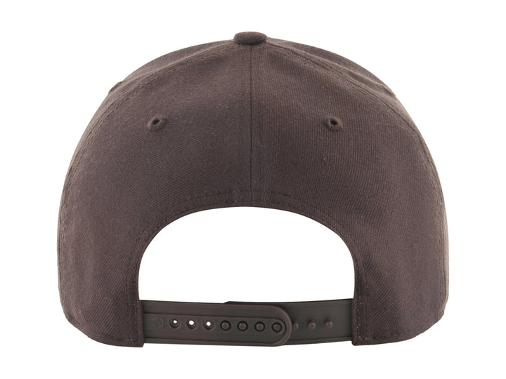 Gorra de béisbol color café con logotipo SD bordado en amarillo en el frente.