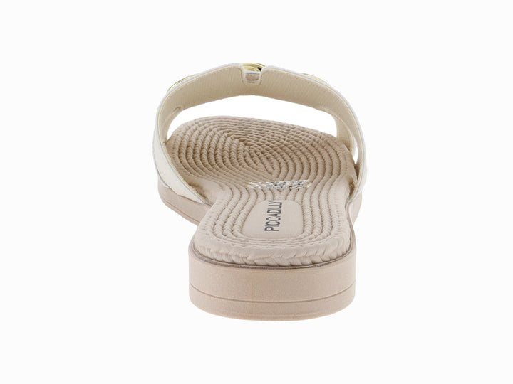 Sandalia Piccadilly color off white para mujer con detalles decorativos dorados y suela plana.