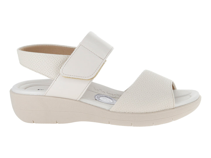 Sandalia Piccadilly color off white con plataforma baja y correa ajustable en el tobillo.