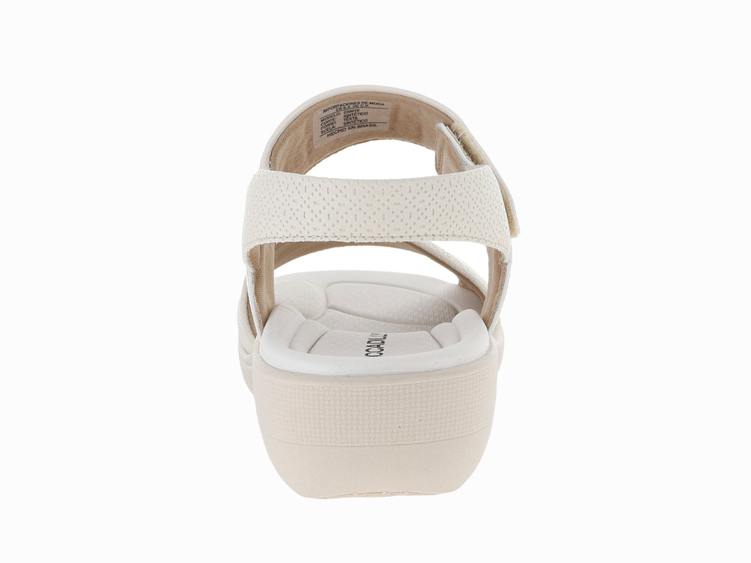 Sandalia Piccadilly color off white con plataforma baja y correa ajustable en el tobillo.