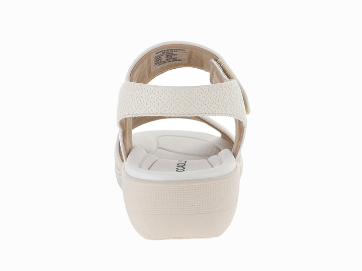 Sandalia Piccadilly color off white con plataforma baja y correa ajustable en el tobillo.