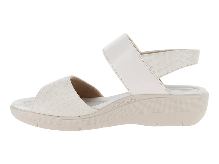 Sandalia Piccadilly color off white con plataforma baja y correa ajustable en el tobillo.
