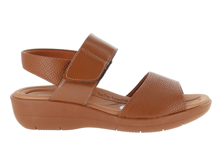 Sandalia de cuña color ocre con correa ajustable de velcro y acabado texturizado.
