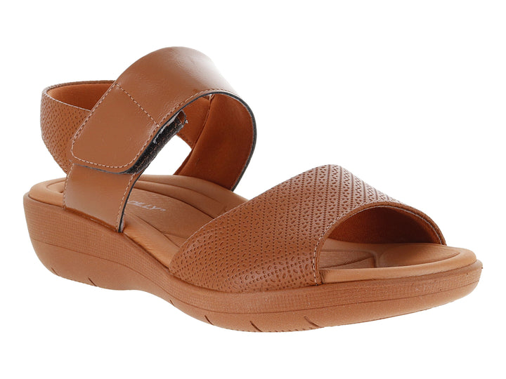 Sandalia de cuña color ocre con correa ajustable de velcro y acabado texturizado.