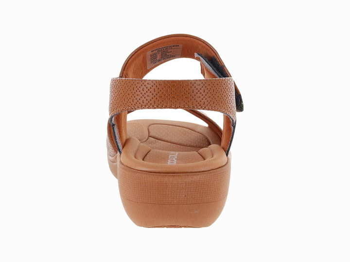 Sandalia de cuña color ocre con correa ajustable de velcro y acabado texturizado.