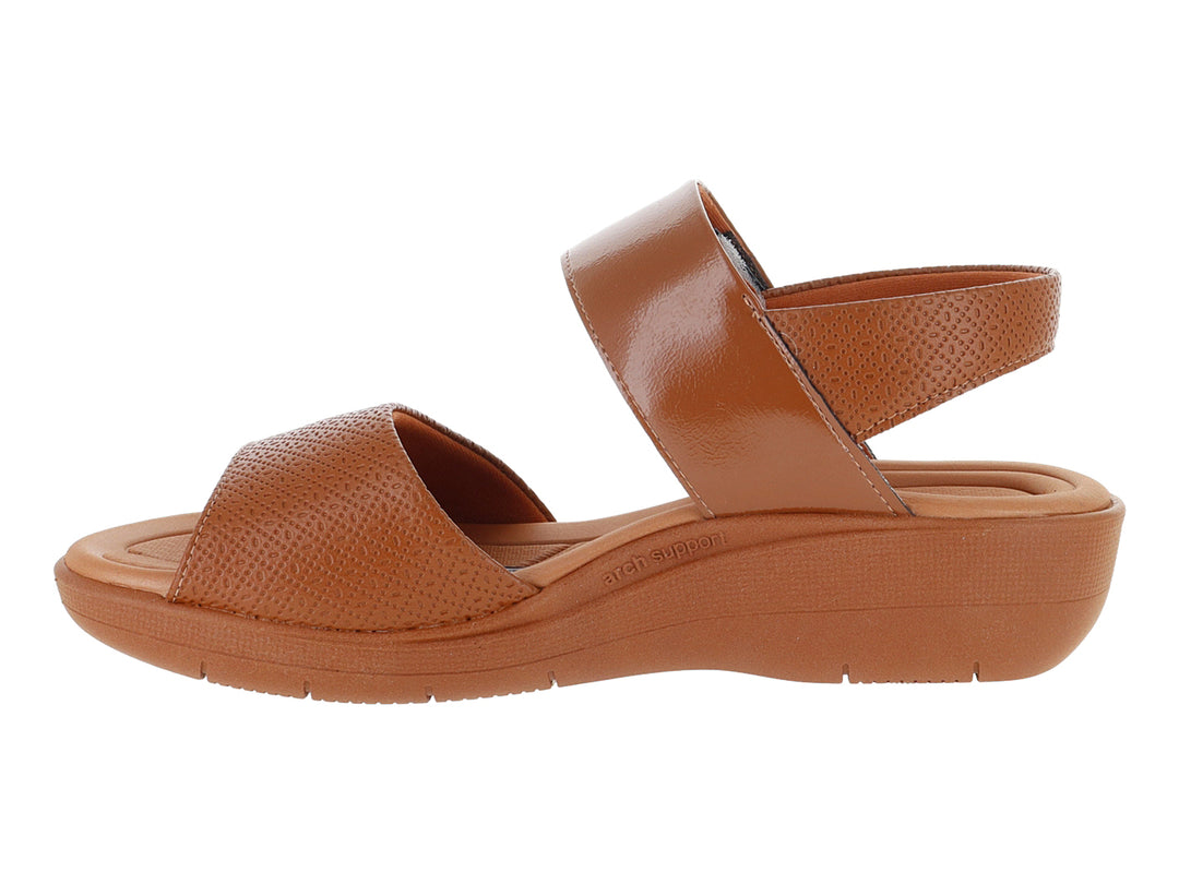 Sandalia de cuña color ocre con correa ajustable de velcro y acabado texturizado.