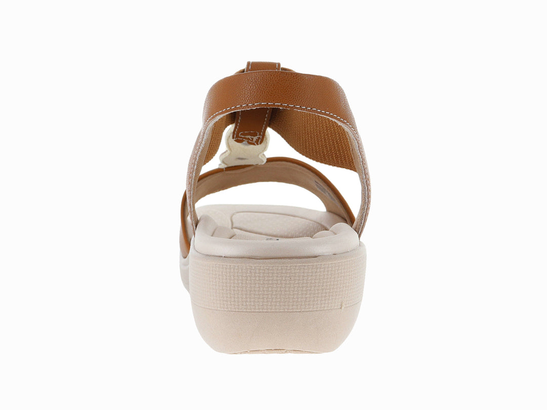 Sandalia Piccadilly color marrón con suela beige y detalles dorados.