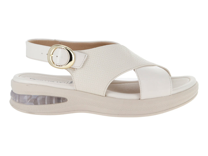 Sandalia Piccadilly color off white con plataforma, correa ajustable con hebilla dorada y suela con cámara de aire.