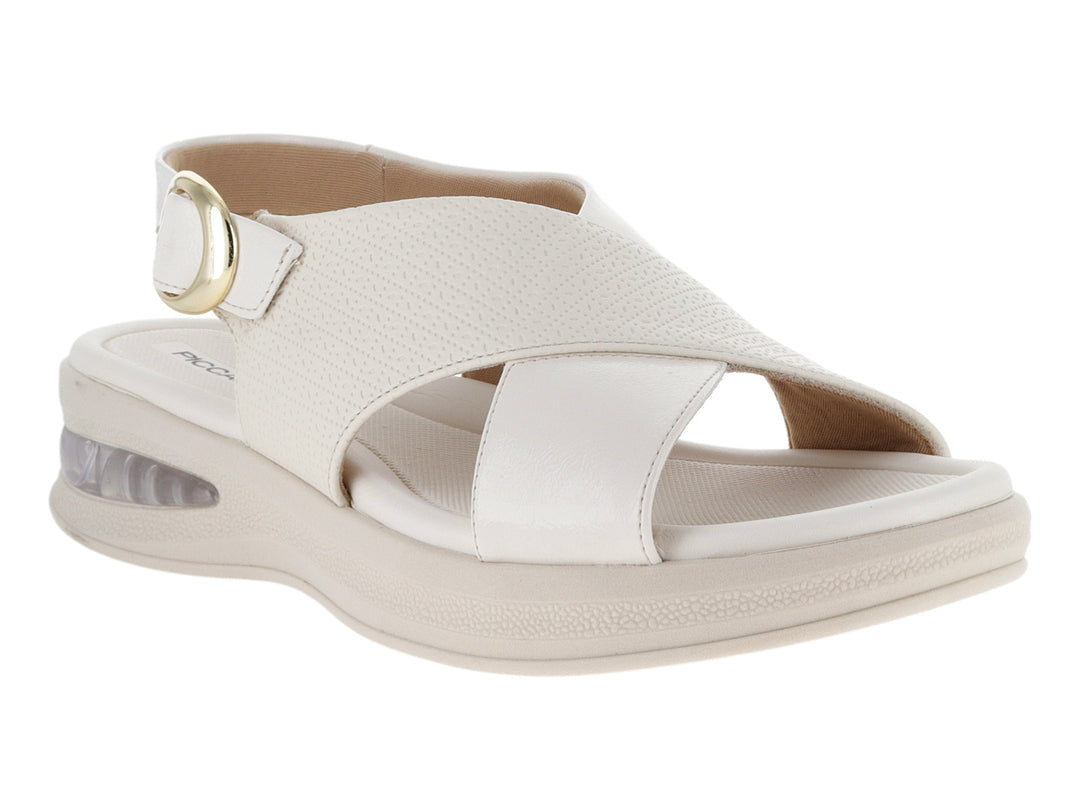 Sandalia Piccadilly color off white con plataforma, correa ajustable con hebilla dorada y suela con cámara de aire.