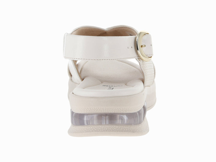 Sandalia Piccadilly color off white con plataforma, correa ajustable con hebilla dorada y suela con cámara de aire.