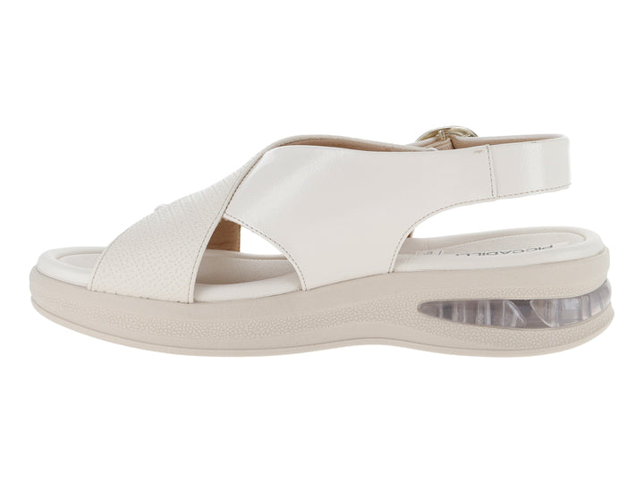 Sandalia Piccadilly color off white con plataforma, correa ajustable con hebilla dorada y suela con cámara de aire.