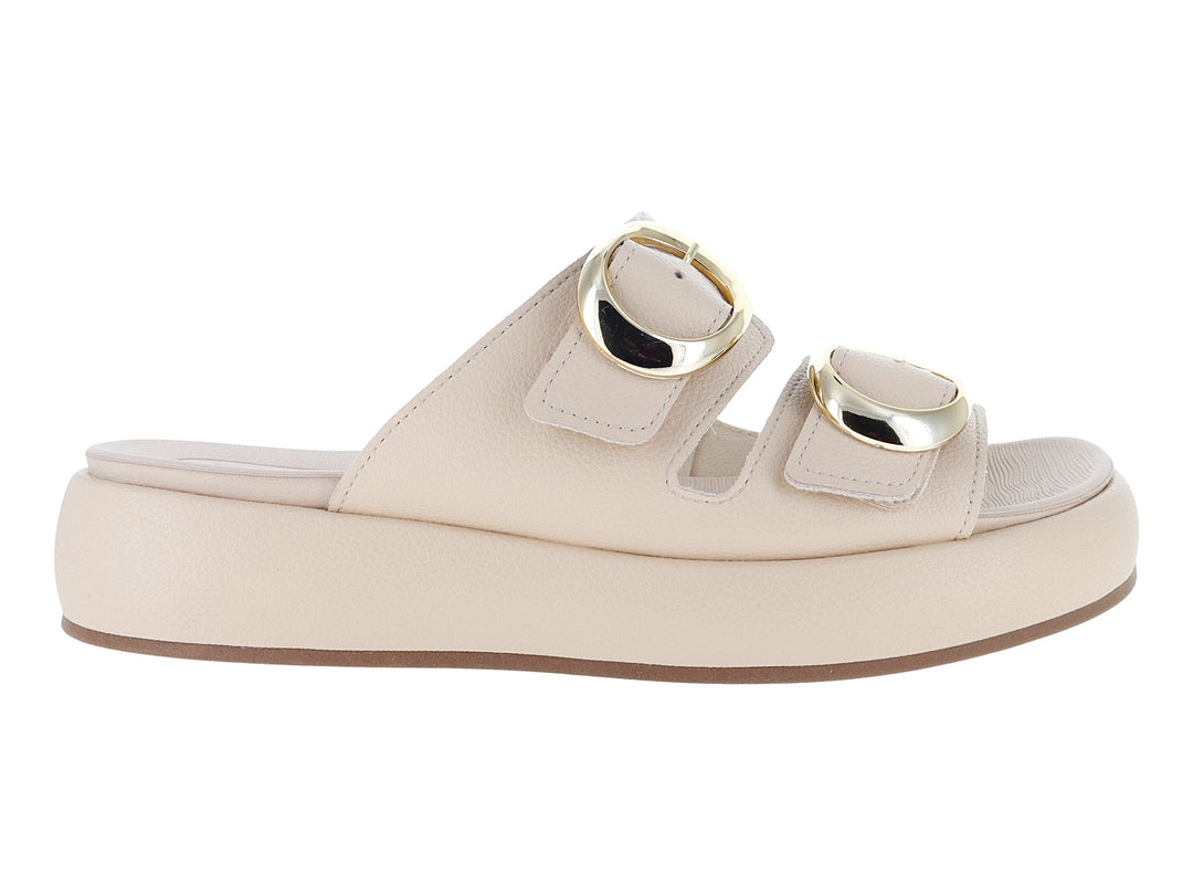 Sandalia beige de plataforma con dos correas y hebillas doradas.