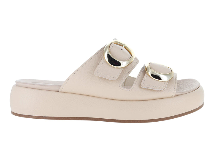 Sandalia beige de plataforma con dos correas y hebillas doradas.