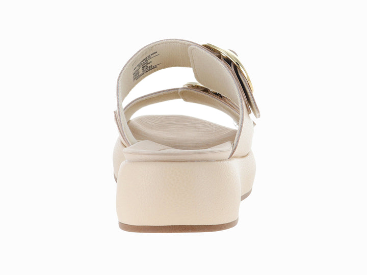 Sandalia beige de plataforma con dos correas y hebillas doradas.