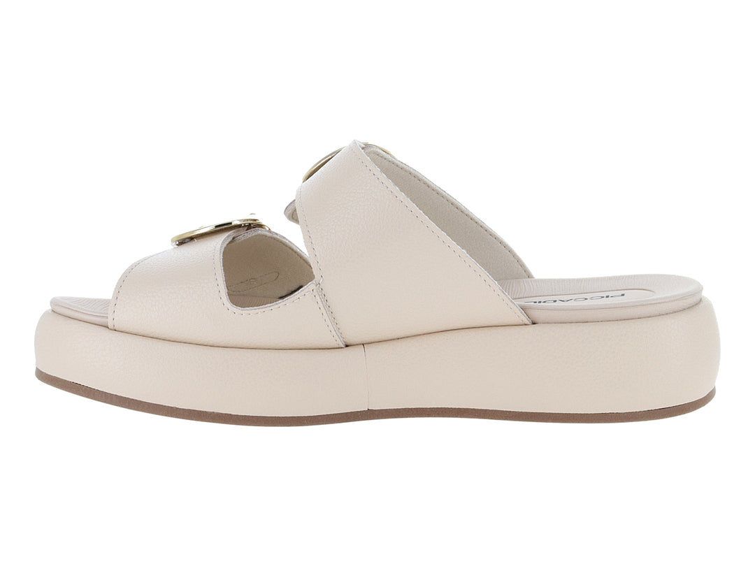 Sandalia beige de plataforma con dos correas y hebillas doradas.