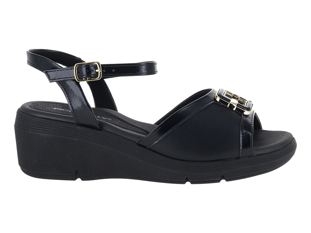 Sandalia de plataforma color negro con acabado brillante, hebilla dorada y correa al tobillo para Mujer.