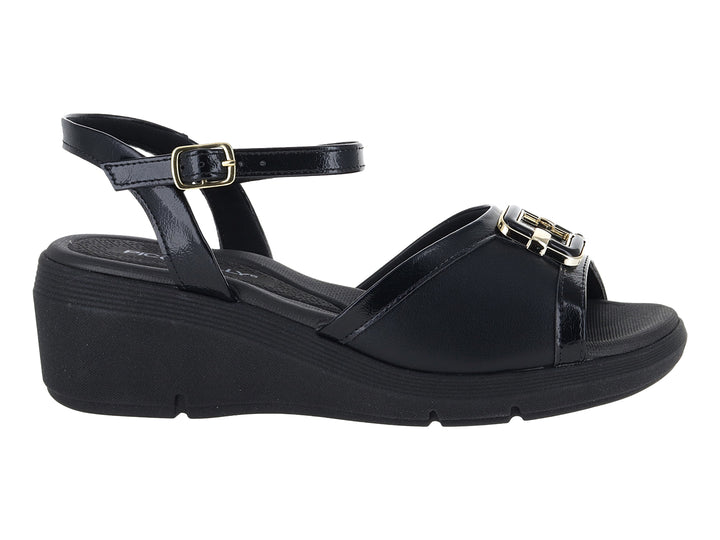 Sandalia de plataforma color negro con acabado brillante, hebilla dorada y correa al tobillo para Mujer.