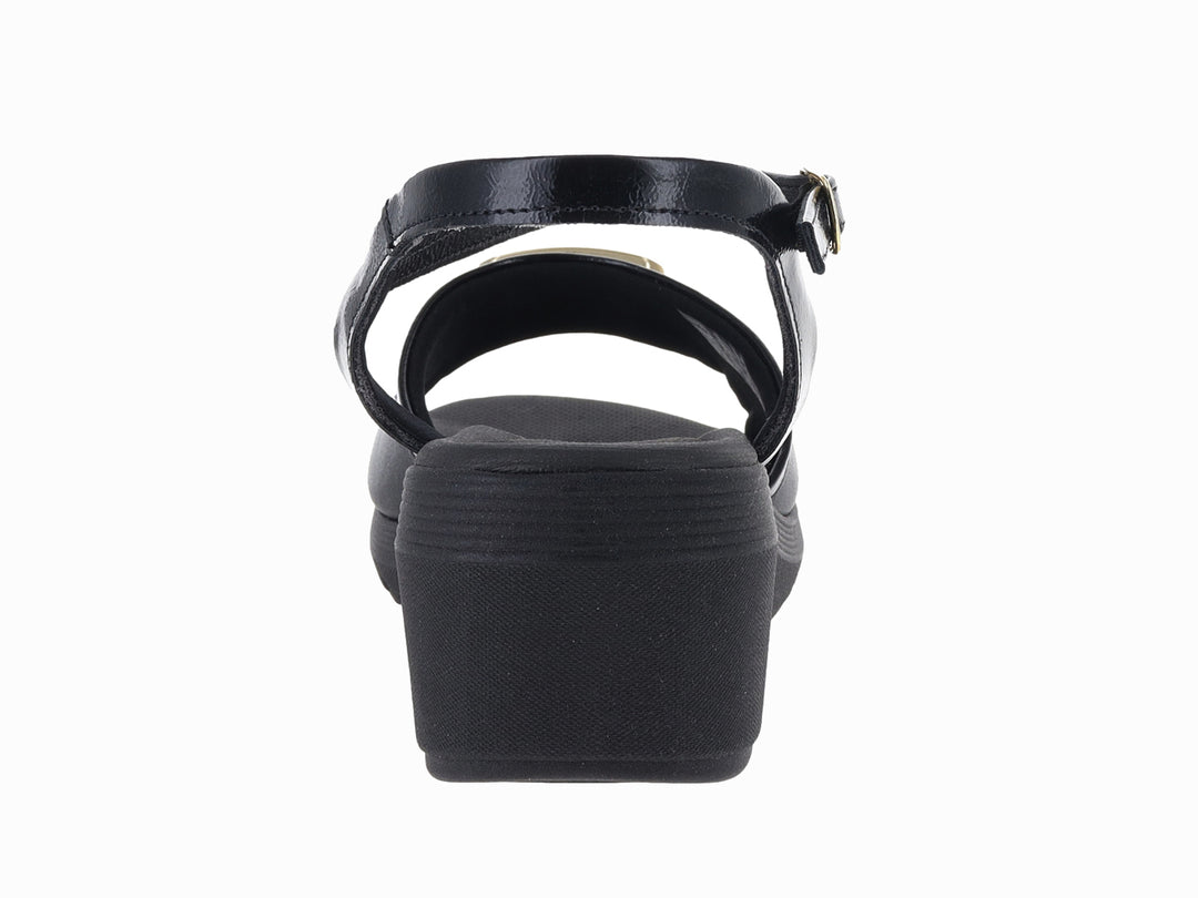 Sandalia de plataforma color negro con acabado brillante, hebilla dorada y correa al tobillo para Mujer.