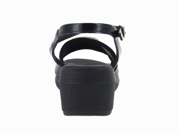 Sandalia de plataforma color negro con acabado brillante, hebilla dorada y correa al tobillo para Mujer.