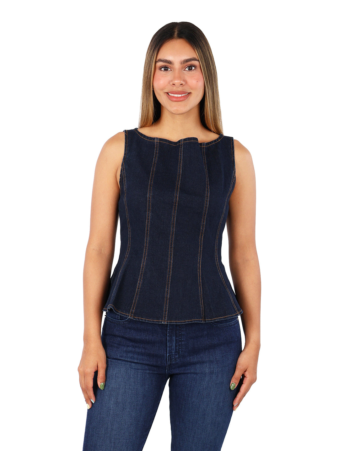 Blusa de mezclilla azul oscuro sin mangas con costuras verticales decorativas.