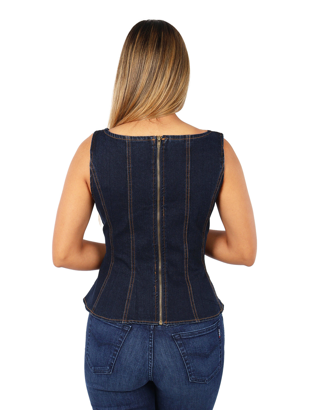 Blusa de mezclilla azul oscuro sin mangas con costuras verticales decorativas.