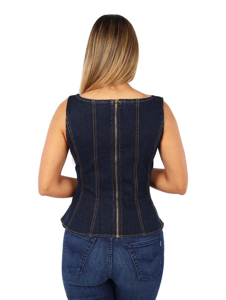 Blusa de mezclilla azul oscuro sin mangas con costuras verticales decorativas.
