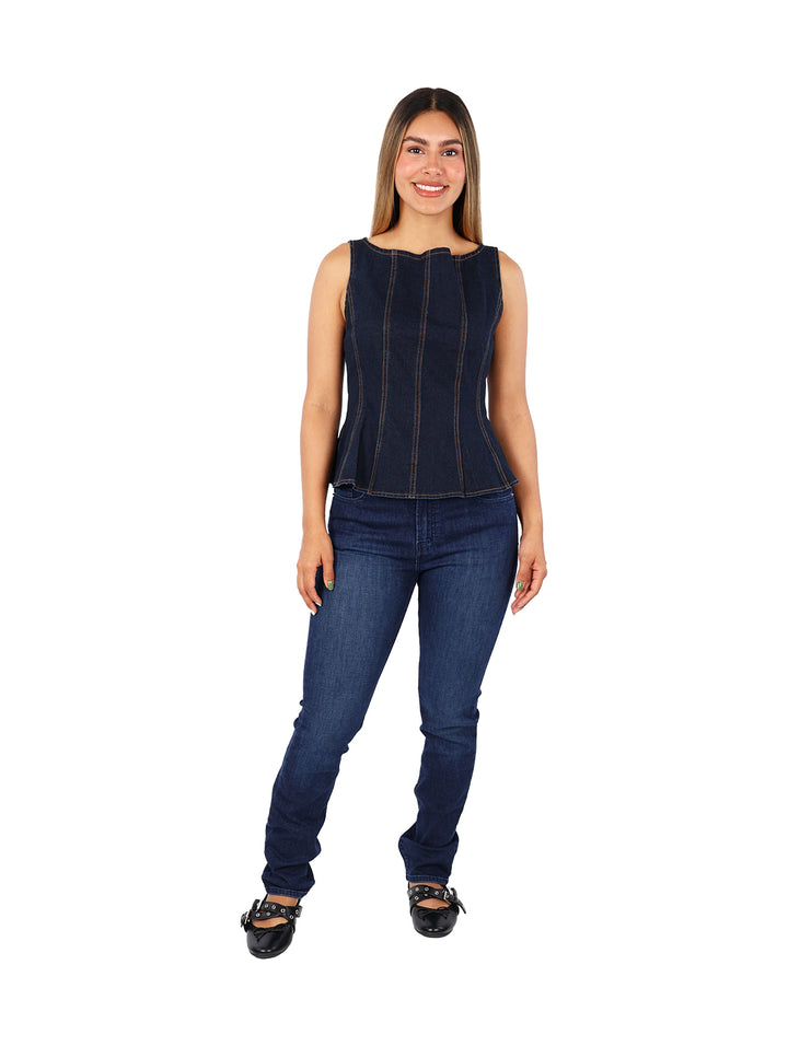 Blusa de mezclilla azul oscuro sin mangas con costuras verticales decorativas.