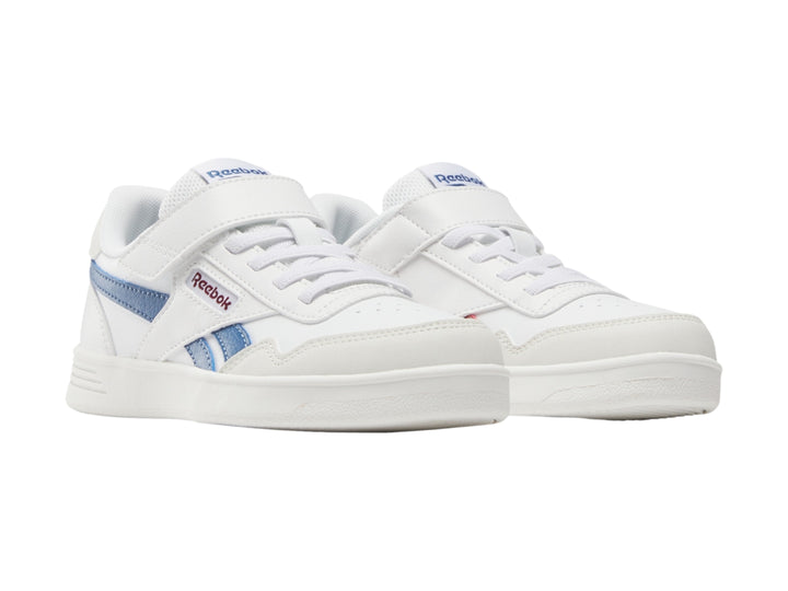 Tenis Reebok blancos con detalles en azul, cierre de velcro y agujetas.