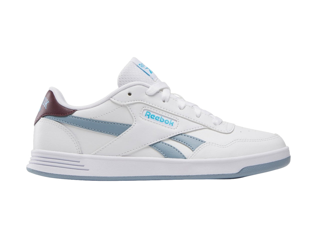 Tenis Reebok Court Advance en color blanco con detalles en azul y guinda, diseño deportivo de corte bajo.