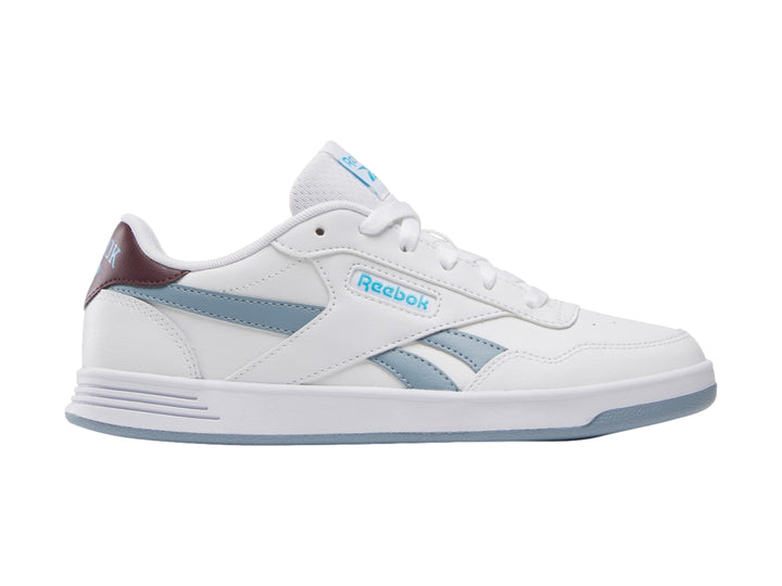 Tenis Reebok Court Advance en color blanco con detalles en azul y guinda, diseño deportivo de corte bajo.