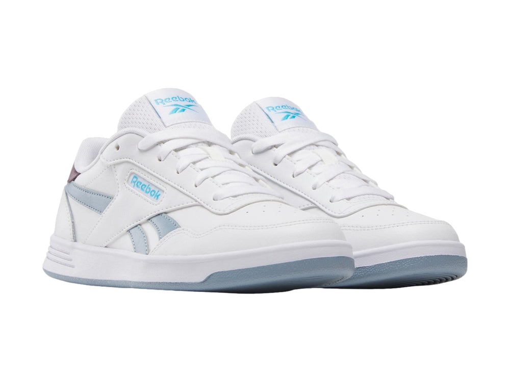 Tenis Reebok Court Advance en color blanco con detalles en azul y guinda, diseño deportivo de corte bajo.