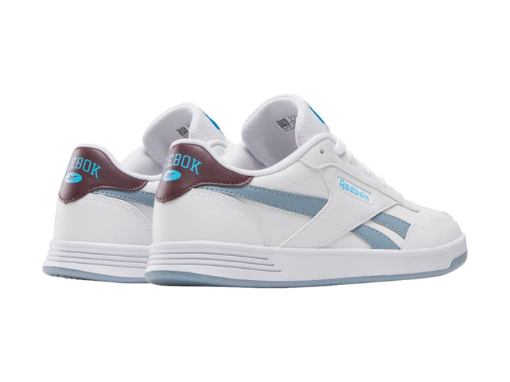 Tenis Reebok Court Advance en color blanco con detalles en azul y guinda, diseño deportivo de corte bajo.