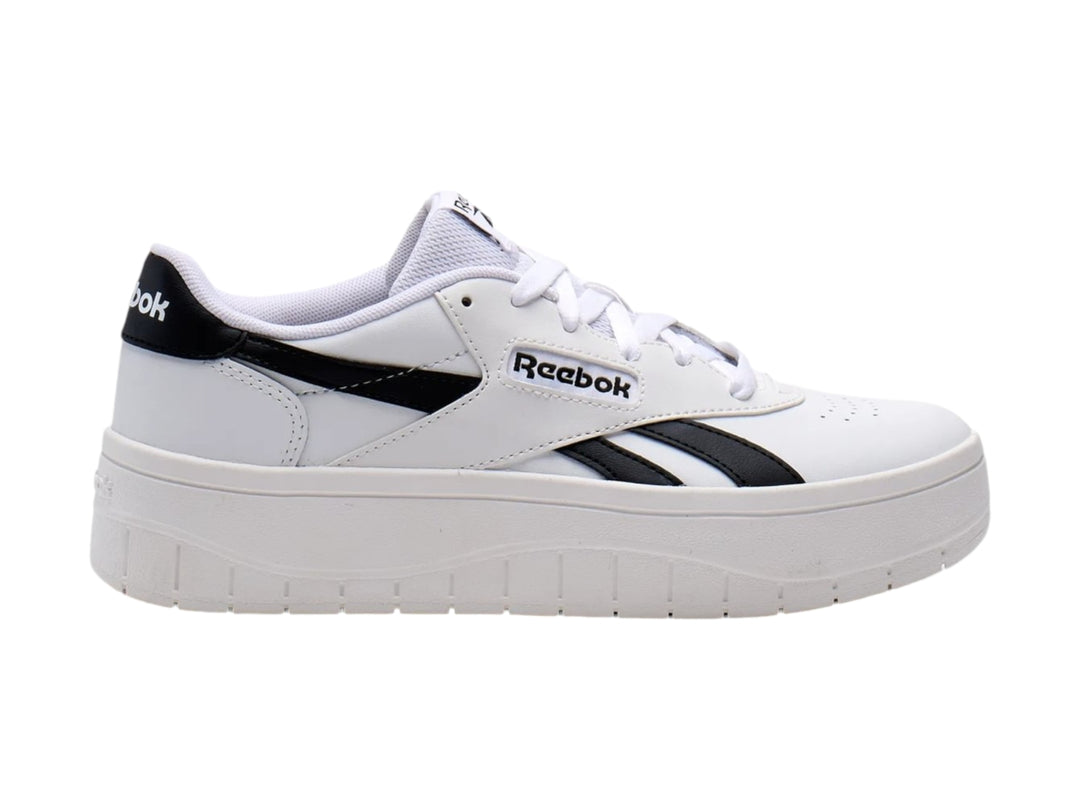 Tenis Reebok Court Advance Surge en color blanco con detalles negros y suela de plataforma alta.