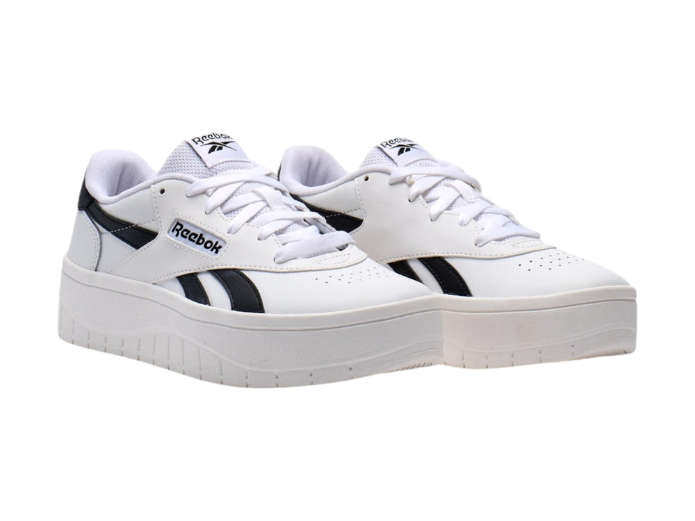Tenis Reebok Court Advance Surge en color blanco con detalles negros y suela de plataforma alta.