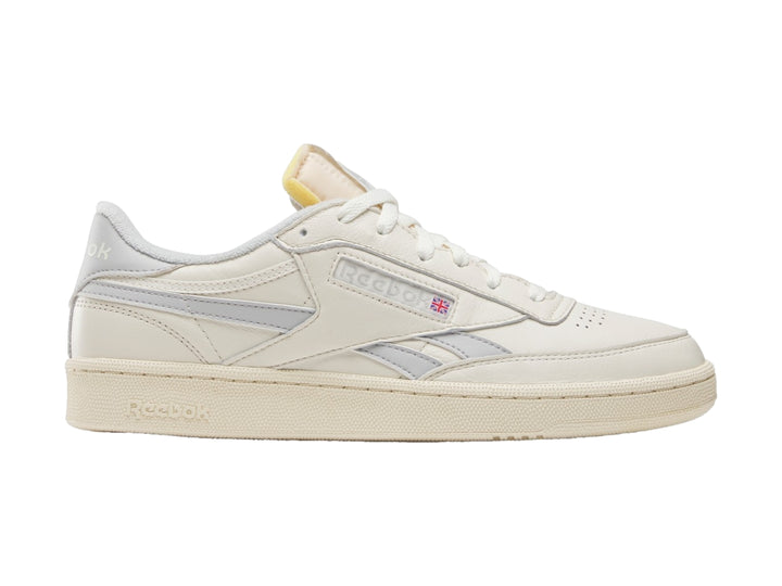 Tenis Reebok Club C Revenge Vintage color beige con detalles en gris y suela plana.