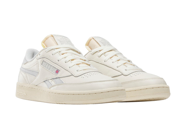 Tenis Reebok Club C Revenge Vintage color beige con detalles en gris y suela plana.