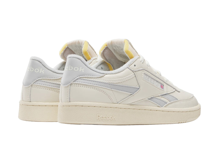 Tenis Reebok Club C Revenge Vintage color beige con detalles en gris y suela plana.