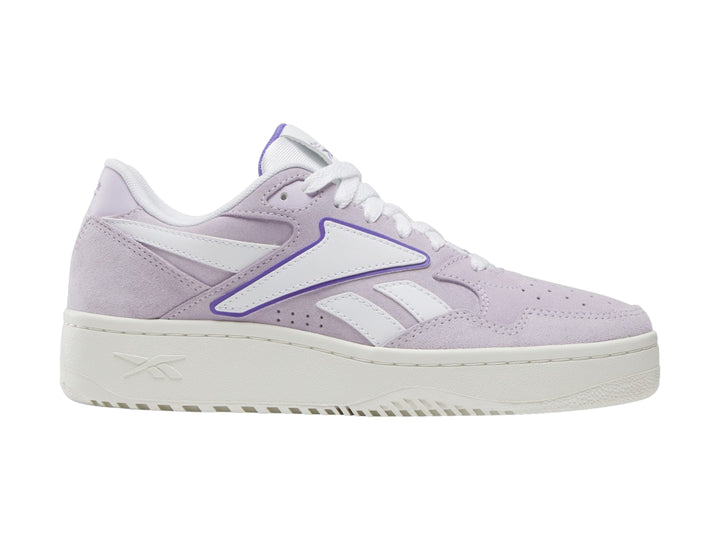 Tenis Reebok en color morado y blanco con suela ancha y acabado mate.