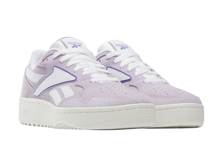 Tenis Reebok en color morado y blanco con suela ancha y acabado mate.