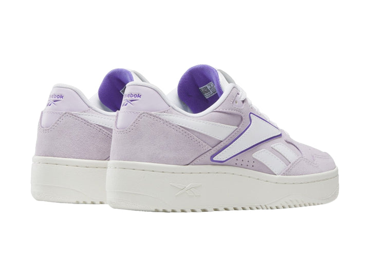 Tenis Reebok en color morado y blanco con suela ancha y acabado mate.