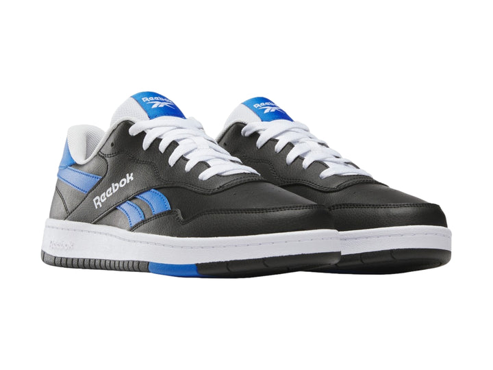 Tenis Reebok BB 1000 color negro con detalles en azul y suela blanca para hombre.