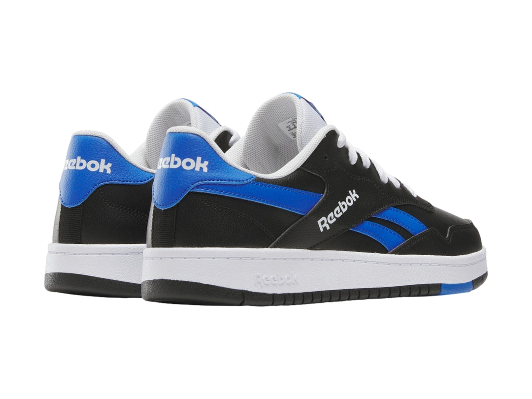 Tenis Reebok BB 1000 color negro con detalles en azul y suela blanca para hombre.