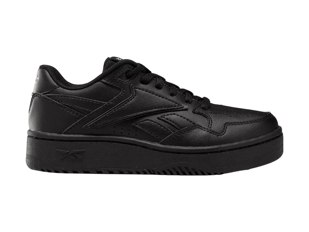 Tenis Reebok color negro total con suela ancha y diseño deportivo clásico.