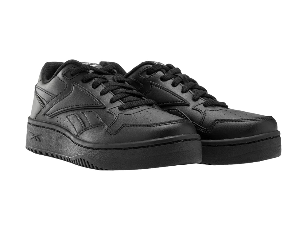 Tenis Reebok color negro total con suela ancha y diseño deportivo clásico.