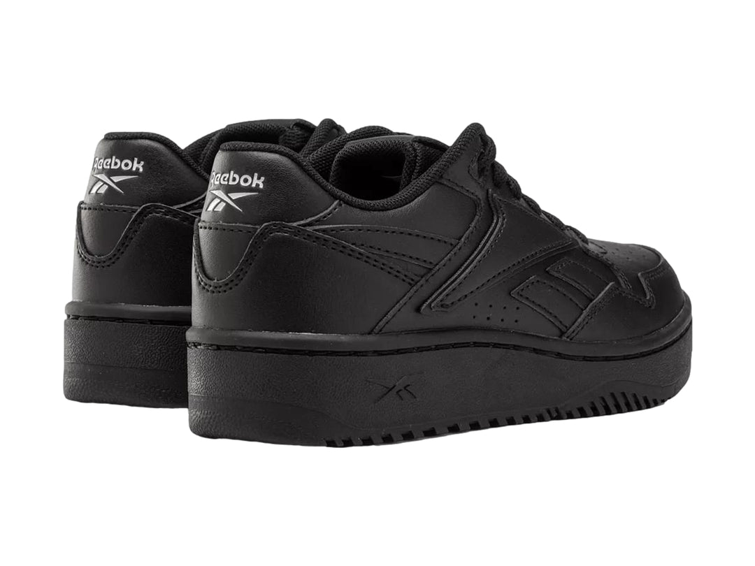 Tenis Reebok color negro total con suela ancha y diseño deportivo clásico.