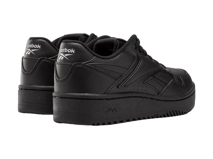 Tenis Reebok color negro total con suela ancha y diseño deportivo clásico.