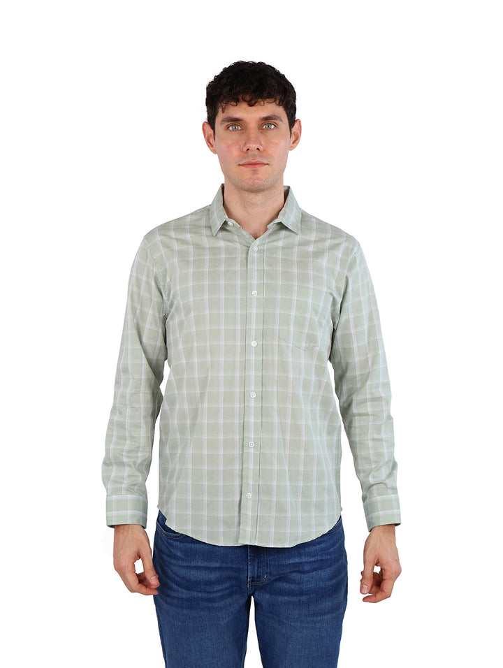 Hombre vistiendo una camisa de manga larga color menta con patrón de cuadros y pantalones azules.