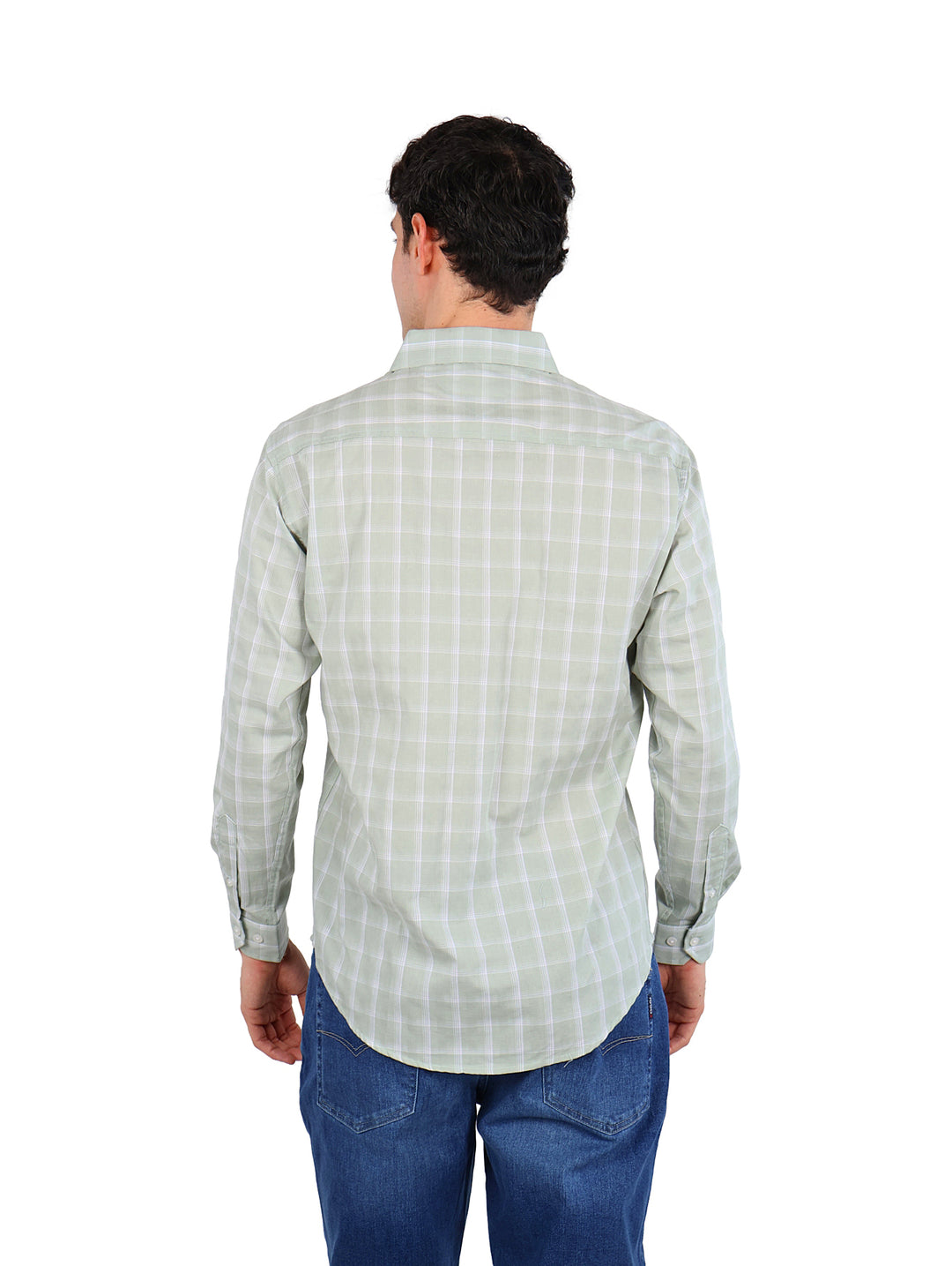 Hombre vistiendo una camisa de manga larga color menta con patrón de cuadros y pantalones azules.